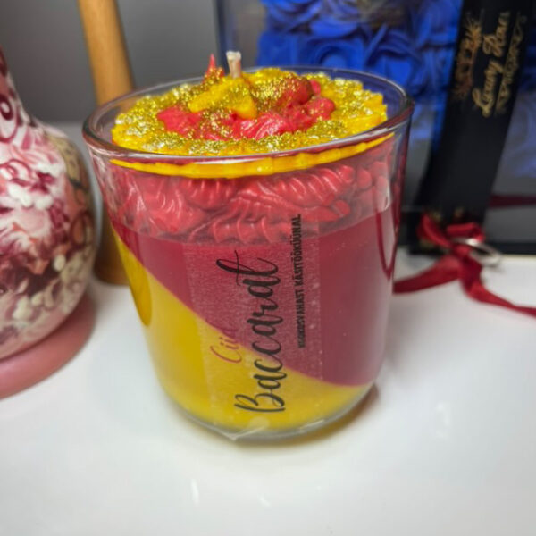 Kookosvahast Baccarat Rouge 540 tüüpi küünal küünlaklaasis
