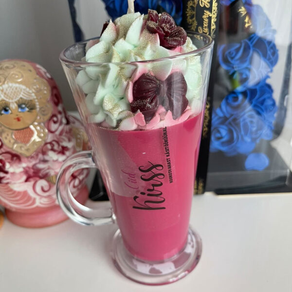 Kookovahast kirsi käsitööküünal latte klaasis