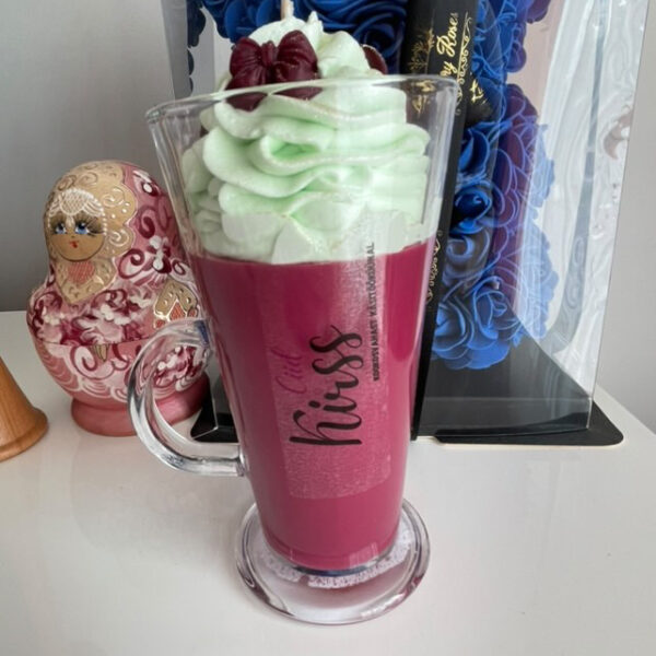 Kookovahast kirsi käsitööküünal latte klaasis