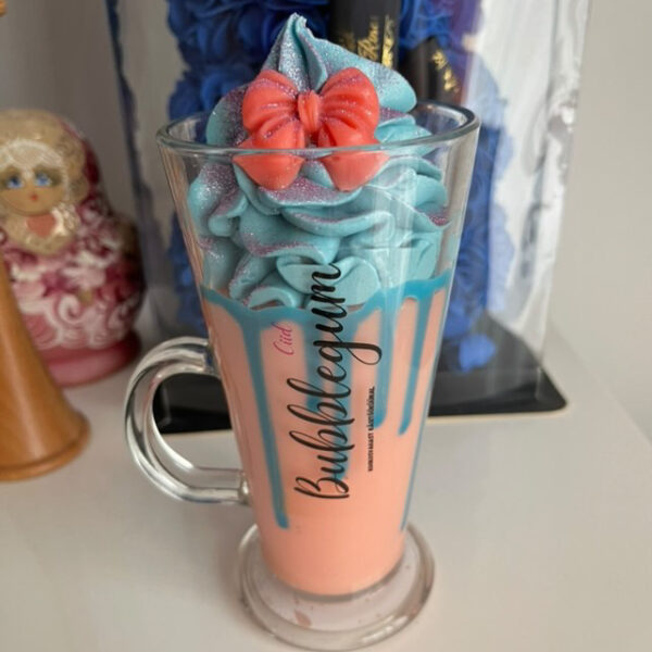 Kookosvahast bubblegum küünal latte klaasis