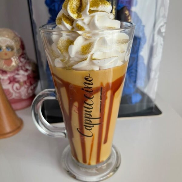 Kookosvahast cappuccino küünal latte klaasis