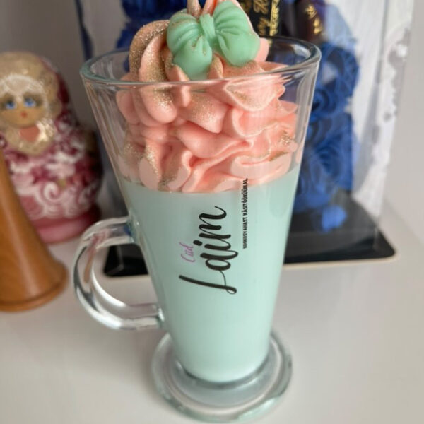 Kookosvahast laimi küünal latte klaasis