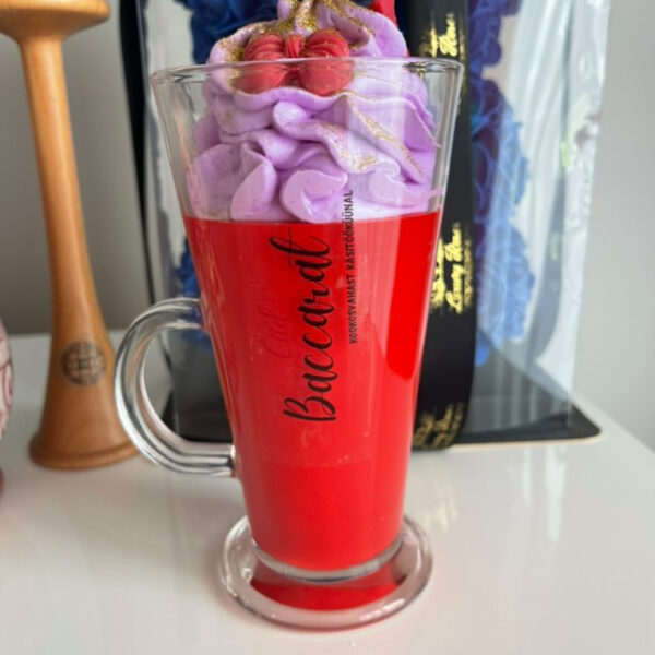 Kookosvahast baccarat rouge 540 tüüpi küünal latte klaasis
