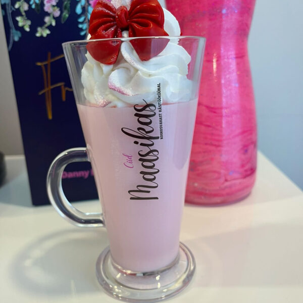 Kookosvahast maasika küünal latte klaasis