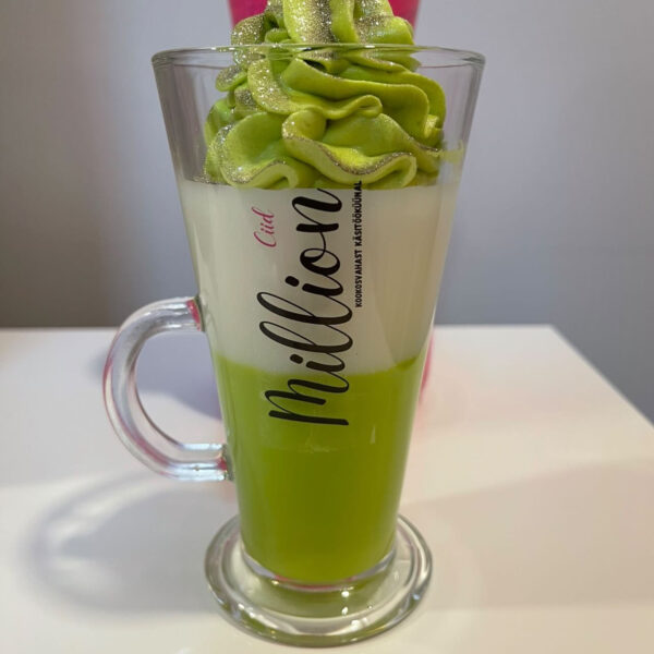 Kookosvahast one million tüüpi käsitööküünal latte klaasis