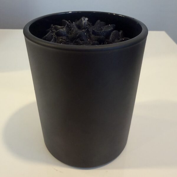 Kookovahast kirsi käsitööküünal mustas küünlaklaasis